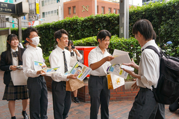 市販薬の過剰摂取防止を呼びかける愛工大名電高の生徒ら＝千種区の池下駅前で