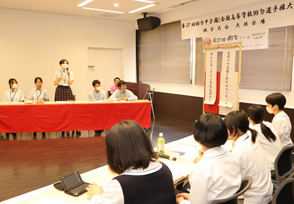 相手校から質問を受けながら、一句に込めた思いを説明する生徒たち＝大垣市の奥の細道むすびの地記念館で