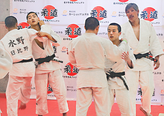 大外刈りや内股のこつを伝える篠原さん（右）＝名古屋市中村区の名城大付属高で