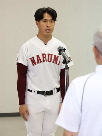 雨天で屋内の開会式となり、選手宣誓する鳴海の森部主将
