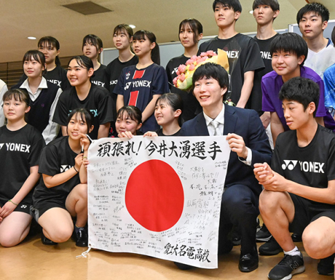 激励会でバドミントン部の後輩らと記念撮影する今井選手（前列右から２人目）＝名古屋市千種区の愛工大名電高で