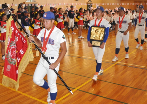 優勝旗を手に入場する林山主将ら誉の選手＝小牧市の誉高で