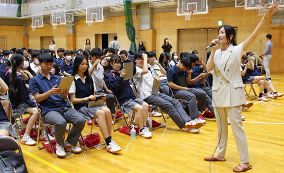 小西さんの説明を聞きながら「顔タイプ診断」に挑戦する生徒ら＝瑞穂区の名古屋経済大高蔵高で