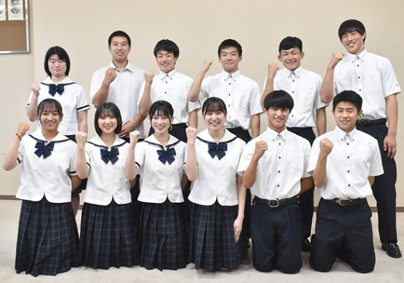 全国高校総体に出場する星城高の生徒たち＝豊明市役所で