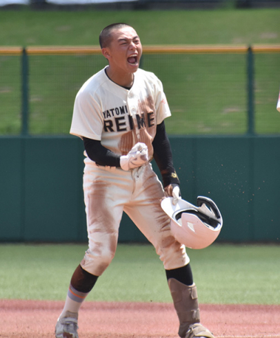 一宮戦の９回裏２死三塁で三塁手の適時失策を招く痛烈な当たりを放った愛知黎明・稲岡＝愛知・パロマ瑞穂で（石曽根和花撮影）