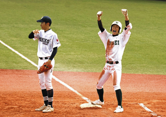 豊橋西－岡崎城西　８回裏２死満塁、勝ち越しを決めてガッツポーズを見せる浅井選手＝１６日、パロマ瑞穂野球場で