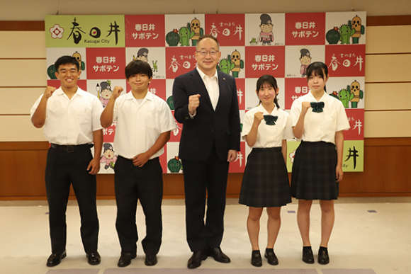 石黒市長（中央）に大会での決意を誓った（左から）ラグビー部副主将、ラグビー部主将、少林寺拳法部副主将、少林寺拳法部女子部員＝春日井市役所で