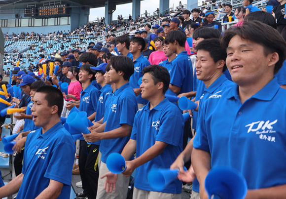 声援を送る杜若の男子ハンドボール部員ら＝岡崎レッドダイヤモンドスタジアムで