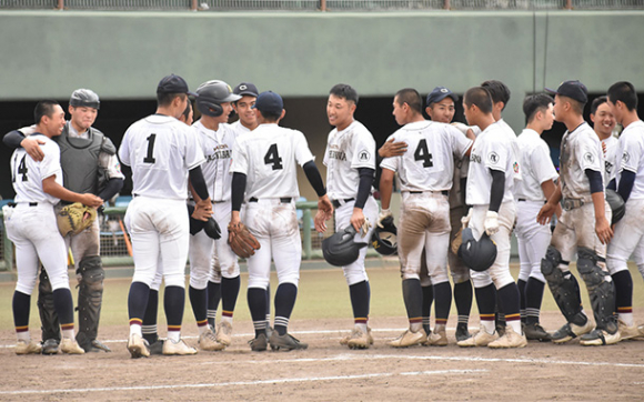 激闘の後、健闘をたたえ合う中京大中京と名古屋たちばなの選手（石曽根和花撮影）