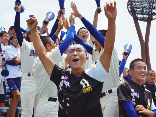 高校野球愛知大会で、ブラスバンドの演奏なしで応援する誉の野球部員ら＝７月２８日、愛知県岡崎市民球場で