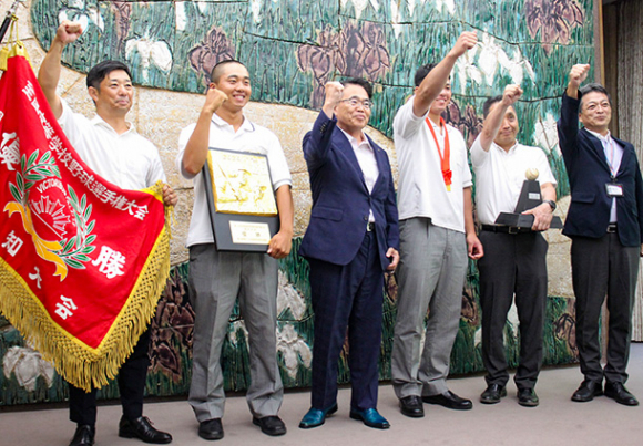 大村知事(左から3人目)とともに甲子園での活躍を意気込む中京大中京高の選手ら=名古屋市の県公館で