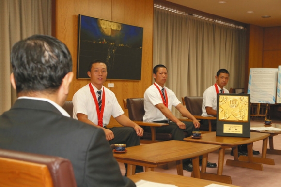 古田知事（手前左）に優勝報告をする藤田主将（奥左）ら中京院中京ナイン＝県庁で
