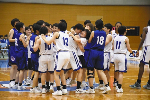 試合終了後、コート中央に集まって連覇を喜ぶ選手たち＝鹿児島県薩摩川内市で