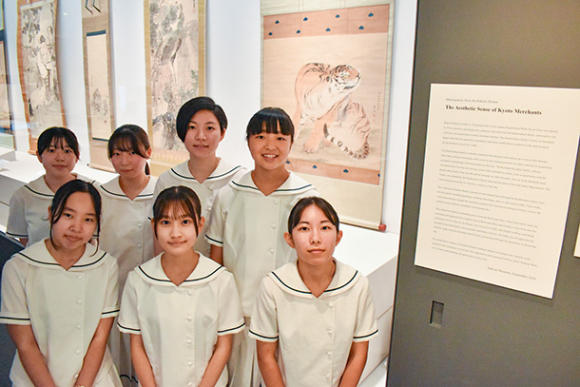 開催中の名品展「京商人の美意識」でもあいさつ文を英訳した生徒ら＝津市の石水博物館で