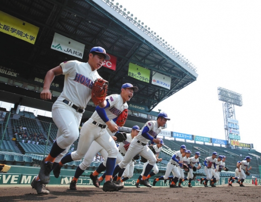 校名変更から１０年での初出場！！　甲子園練習でグラウンドに駆け出す誉ナイン（黒田淳一撮影）