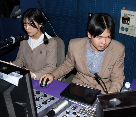 プラネタリウムの解説をする女子生徒（左）と投影機材を操作する男子生徒＝豊橋市大岩町の市視聴覚教育センターで