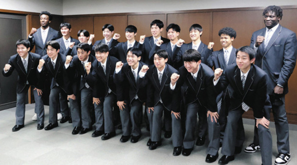 全国大会に臨む高山西高のメンバー=いずれも高山市役所で