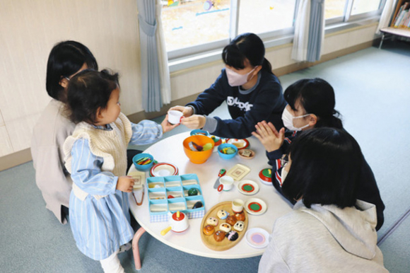 子どもの遊び相手になる聖カピタニオ高の生徒ら＝瀬戸市上松山町で