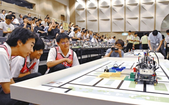 ロボットの動きを見守る高校生=春日井市の中部大で