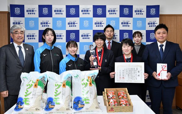 JAぎふから寄贈を受けたバレー部の関係者ら=本巣市仏生寺の岐阜第一高で