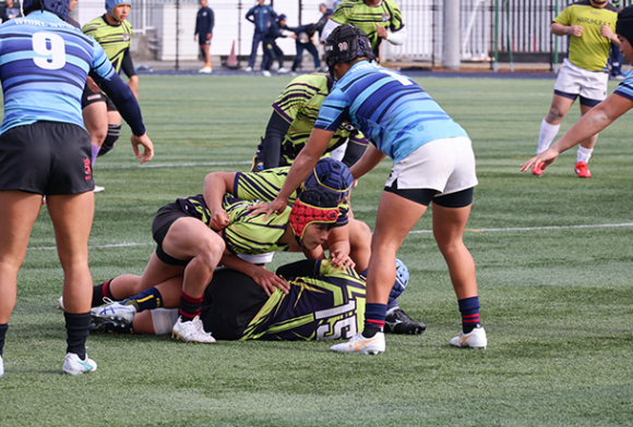 青色のユニホームの大阪桐蔭高とゲーム形式の練習をする中部大春日丘高の選手＝大阪府東大阪市の近畿大東大阪キャンパスで