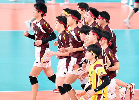 昇陽に勝利し、あいさつに向かう星城の選手たち=東京体育館で