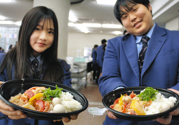 生徒らが考案した豊橋ムケッカ＝豊橋市の桜丘高で