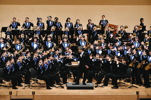 サンクスコンサートで演奏を披露する愛工大名電高吹奏楽部＝熱田区の名古屋国際会議場で