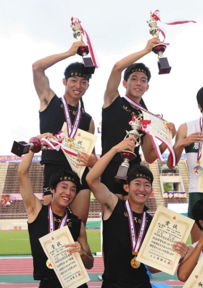 男子４×１００メートルリレーの表彰式で笑顔を見せる中京大中京の選手＝沖縄県沖縄市のタピック県総ひやごんスタジアムで