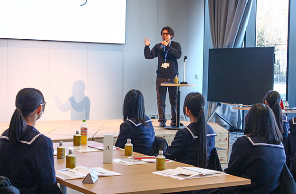 起業の経緯について語る山下社長＝昭和区のステーションＡｉで