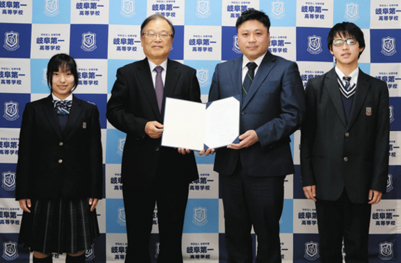連携協定を結んだ山田学長（左から２人目）と松本校長（同３人目）ら＝本巣市の岐阜第一高で