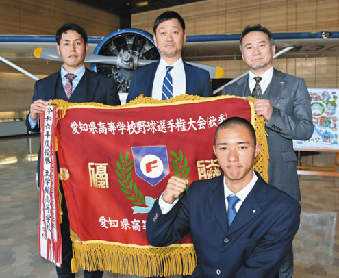 選抜大会出場が決まり、報告に訪れた至学館高の船橋選手(手前)と(後列左から)島村雄太部長、鈴木監督、奥川渉校長=中日新聞社で