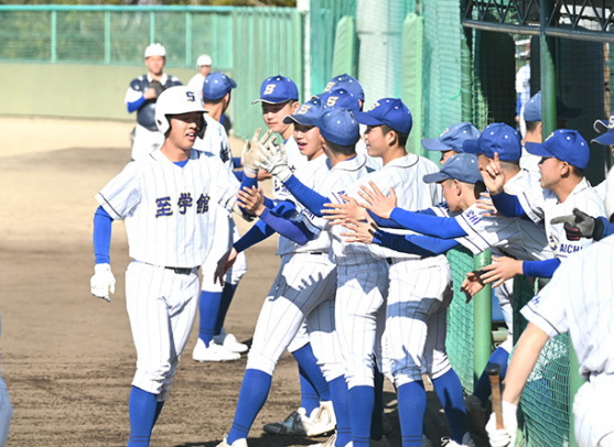 豊川から得点を挙げ、笑顔を見せる至学館ナイン＝名古屋市守山区の同校グラウンドで（石曽根和花撮影）