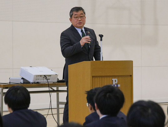 高校生に向けて講義する道広頭取＝四日市市の四日市メリノール学院高で