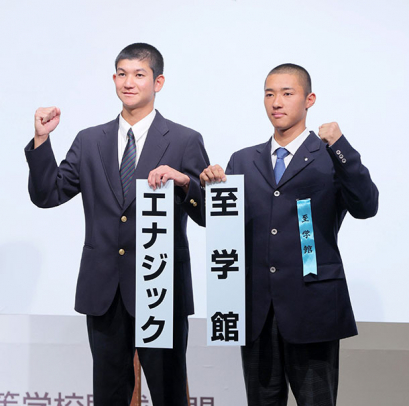 対戦が決まり記念撮影するエナジックスポーツ・砂川主将（左）と至学館・船橋主将＝大阪市北区で