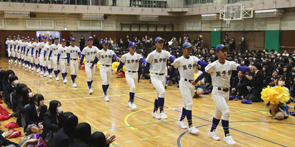 壮行会で入場行進する至学館の選手たち＝名古屋市東区で