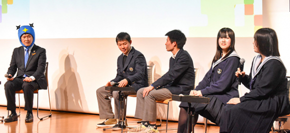 伊賀市について話し合う高校生と稲森市長＝伊賀市上野丸之内で