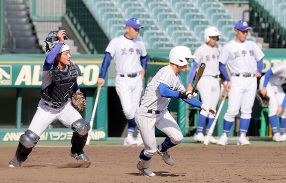 打撃練習する至学館ナイン＝甲子園球場で