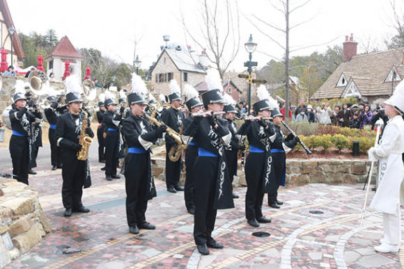 １周年を祝う音色を披露する東邦高マーチングバンド部員ら＝長久手市のジブリパークで