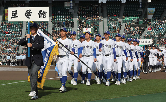 開会式で入場行進する至学館の選手ら＝甲子園球場で