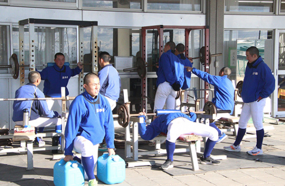 ウエートトレーニングに取り組む選手たち＝２月１１日、名古屋市守山区で