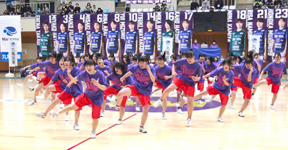 三重バイオレットアイリスのホームゲームを前に、踊りを披露する三重高ダンス部＝鈴鹿市のＡＧＦ鈴鹿体育館で