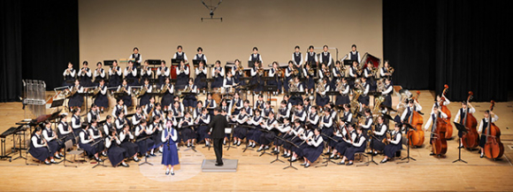 息の合った演奏を披露する光ケ丘女子高＝浜松市中央区のアクトシティ浜松大ホールで