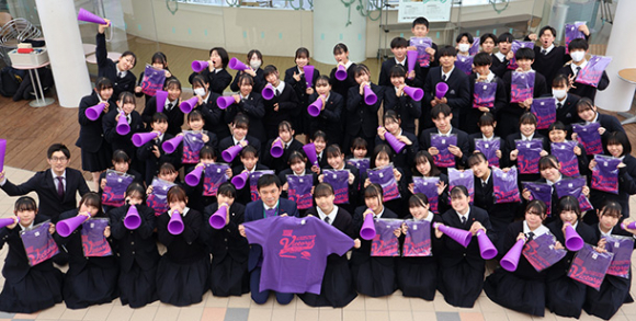 ダンス部にＴシャツとメガホンを贈った竹上社長（最前列左から６人目）と部員ら＝松阪市の三重高で