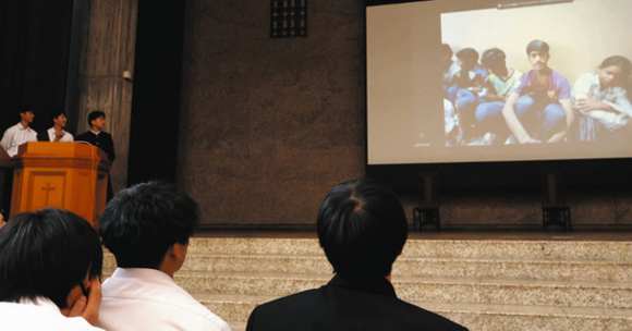 インドの子どもとオンラインで交流する生徒たち＝名古屋市東区の名古屋高で