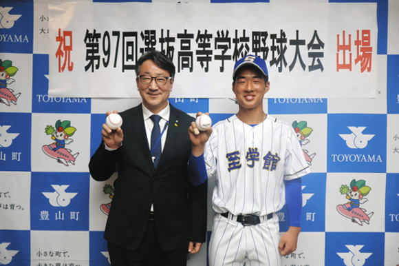服部町長（左）に甲子園での経験を報告した村井さん＝豊山町役場で