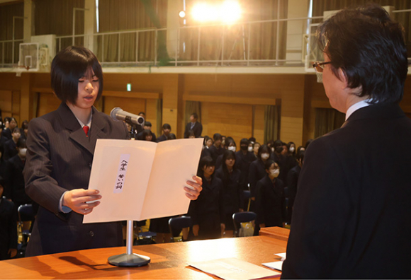 新入生代表としてあいさつする生徒（左）＝豊橋市老松町の藤ノ花女子高で