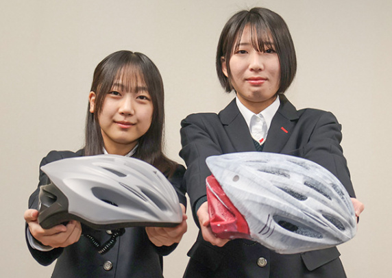 ヘルメットをデザインした生徒＝豊田市保見町の豊田大谷高で