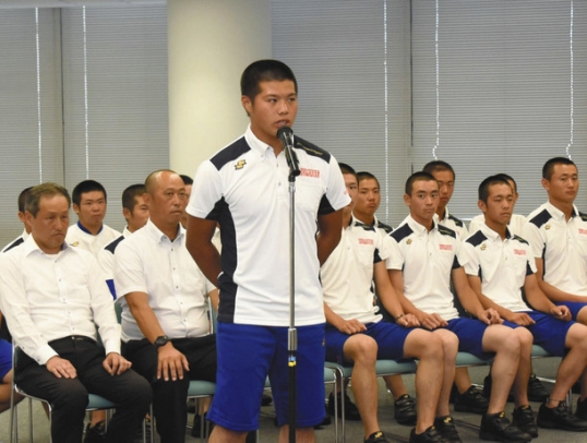 応援への感謝を述べる林山主将＝小牧市役所で