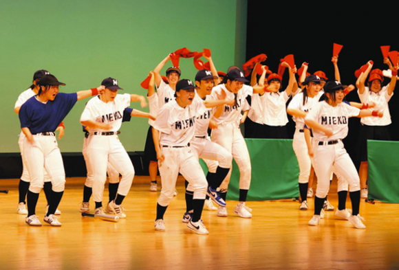 活気あふれるダンスを披露する三重高ダンス部＝松阪市川井町のクラギ文化ホールで